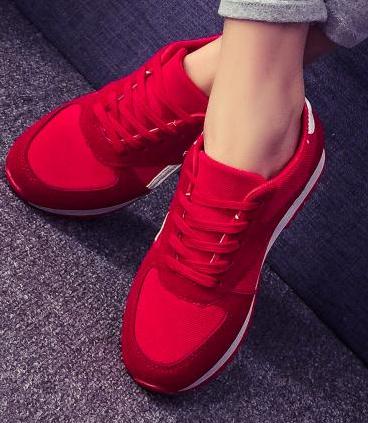 红色运动鞋穿搭图女（红色运动鞋搭配什么颜色的裤子）